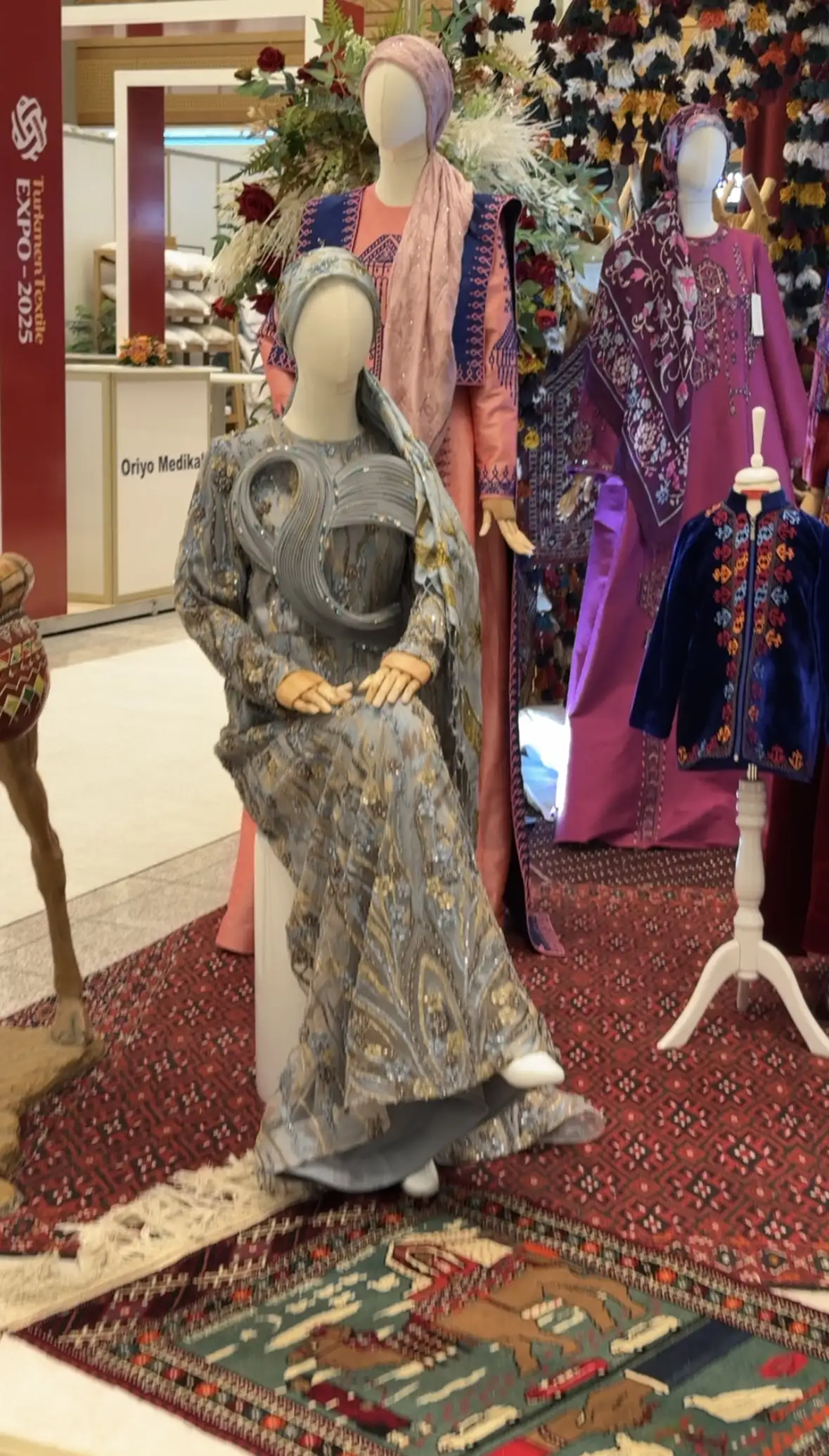 Türkmen fasonlar pombarh fasonlar Fasonlar 2025 fasonlar fason moda modalar Bezen bezen Türkmen fasonlar 2026 Türkmen fasonlar 2025 Türkmen fasonlar 2024 Türkmen fasonlar 2023 turkmenistan türkmenistan turkmen türkmen ashgabat  asgabat aşgabat balkan mary lebap dashoguz dasoguz daşoguz pombarh ponbarhat gulyupek gülýüpek stapel ştapel Gralan Çüýdeşen Abaýa Gadymy Krep Gurultaý 	Keteni Ýüpek Şifon Gipýur Lyon Welwet Atlas Kaşemir Streýç Suzana Ştapel Gülýüpek Pombarh Ýupka Gursakça Aksesuarlar Palto Penjek Okuw eşik Fata Sport eşik Uniforma Nakidka Öýme Şarf kompýuter ýaka ýaglyk Arenda köýnek 2nji el köýnek Taýyn köýnek Matalar Milli lybas milli lybaslar Toý köýnek Toý köýnekler toy koynek toy koynekler gundelik koynekler Gündelik	 
 köýnekler fata koynek Modern taze fason Eskiz koynektm turkmenkoynek türkmenkoynek fason moda moda fasonlar Iş eşik el iş	sada	ýakaly ýakasyz	keşdeli biserli	ýeňli giň nagyşly ýüregi açyk stoýka ýaka ýanly kombinasiýa 	zerli üsti aşak guşakly seçekli gysga ýeňli Keteni, Şifon, Şantu, Panbarhat (Pombarh) Toý köýnek, Modern TürkmenTextile Expo 2025 -12, 35+ Goýy-gyzyl, Wizon, Gülgüne, Pudra, Goýy-gök yaz, guyz, gysh