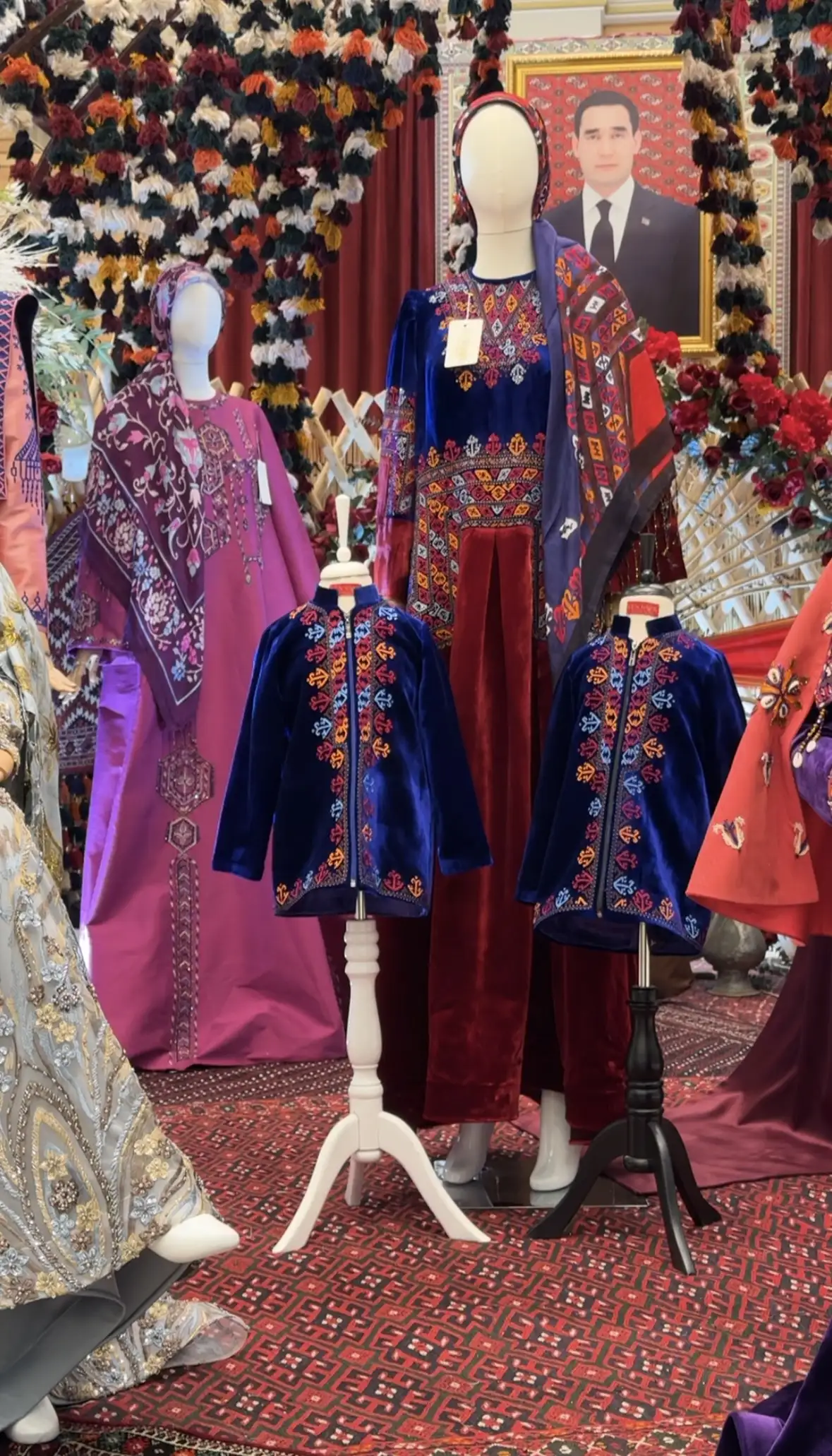 Türkmen fasonlar pombarh fasonlar Fasonlar 2025 fasonlar fason moda modalar Bezen bezen Türkmen fasonlar 2026 Türkmen fasonlar 2025 Türkmen fasonlar 2024 Türkmen fasonlar 2023 turkmenistan türkmenistan turkmen türkmen ashgabat  asgabat aşgabat balkan mary lebap dashoguz dasoguz daşoguz pombarh ponbarhat gulyupek gülýüpek stapel ştapel Gralan Çüýdeşen Abaýa Gadymy Krep Gurultaý 	Keteni Ýüpek Şifon Gipýur Lyon Welwet Atlas Kaşemir Streýç Suzana Ştapel Gülýüpek Pombarh Ýupka Gursakça Aksesuarlar Palto Penjek Okuw eşik Fata Sport eşik Uniforma Nakidka Öýme Şarf kompýuter ýaka ýaglyk Arenda köýnek 2nji el köýnek Taýyn köýnek Matalar Milli lybas milli lybaslar Toý köýnek Toý köýnekler toy koynek toy koynekler gundelik koynekler Gündelik	 
 köýnekler fata koynek Modern taze fason Eskiz koynektm turkmenkoynek türkmenkoynek fason moda moda fasonlar Iş eşik el iş	sada	ýakaly ýakasyz	keşdeli biserli	ýeňli giň nagyşly ýüregi açyk stoýka ýaka ýanly kombinasiýa 	zerli üsti aşak guşakly seçekli gysga ýeňli Keteni, Şantu, Panbarhat (Pombarh) Toý köýnek TürkmenTextile Expo 2025 12-16, 26-35, 35+ Gülgüne, Goýy-gök yaz, guyz, gysh