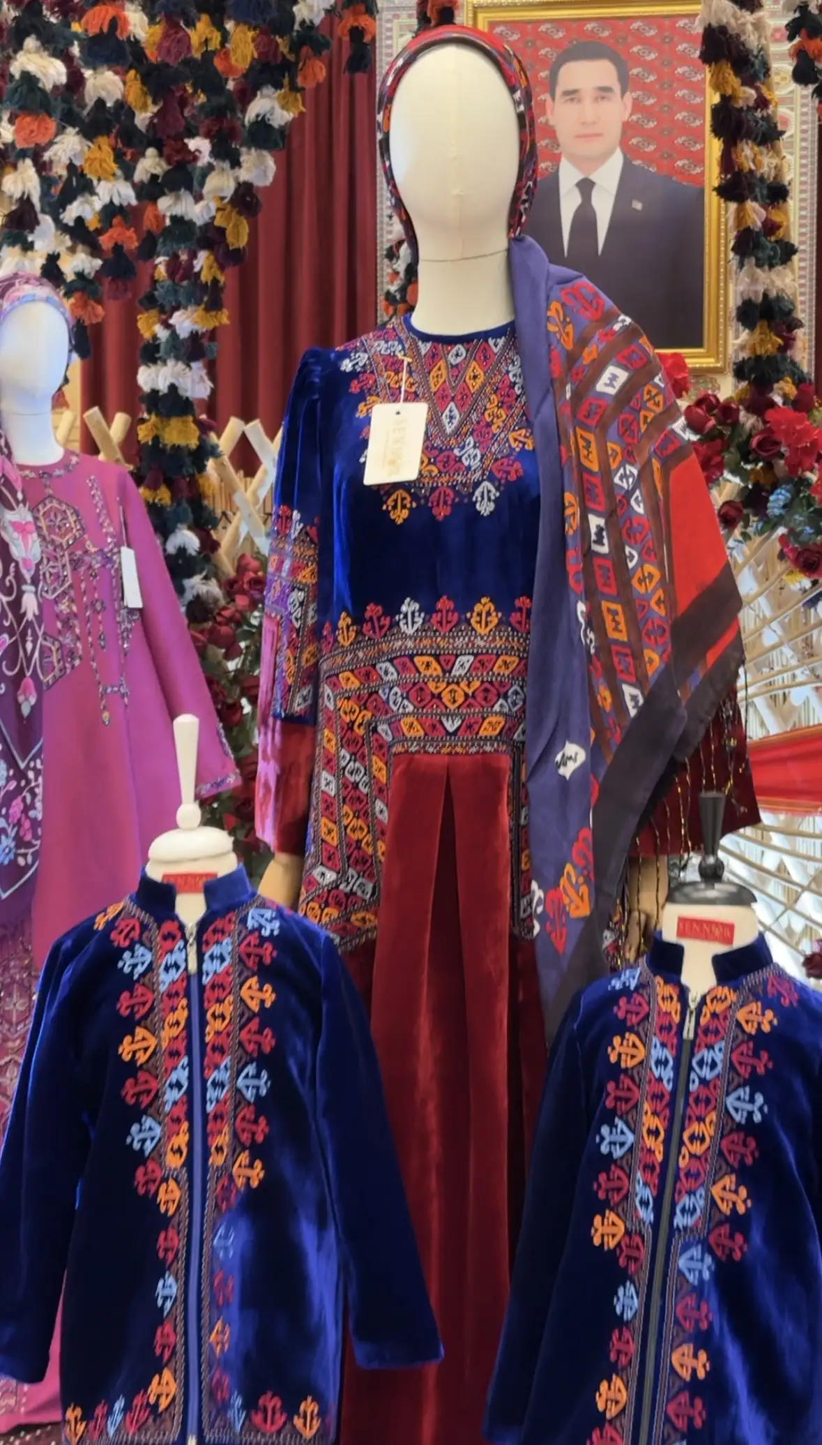 Türkmen fasonlar pombarh fasonlar Fasonlar 2025 fasonlar fason moda modalar Bezen bezen Türkmen fasonlar 2026 Türkmen fasonlar 2025 Türkmen fasonlar 2024 Türkmen fasonlar 2023 turkmenistan türkmenistan turkmen türkmen ashgabat  asgabat aşgabat balkan mary lebap dashoguz dasoguz daşoguz pombarh ponbarhat gulyupek gülýüpek stapel ştapel Gralan Çüýdeşen Abaýa Gadymy Krep Gurultaý 	Keteni Ýüpek Şifon Gipýur Lyon Welwet Atlas Kaşemir Streýç Suzana Ştapel Gülýüpek Pombarh Ýupka Gursakça Aksesuarlar Palto Penjek Okuw eşik Fata Sport eşik Uniforma Nakidka Öýme Şarf kompýuter ýaka ýaglyk Arenda köýnek 2nji el köýnek Taýyn köýnek Matalar Milli lybas milli lybaslar Toý köýnek Toý köýnekler toy koynek toy koynekler gundelik koynekler Gündelik	 
 köýnekler fata koynek Modern taze fason Eskiz koynektm turkmenkoynek türkmenkoynek fason moda moda fasonlar Iş eşik el iş	sada	ýakaly ýakasyz	keşdeli biserli	ýeňli giň nagyşly ýüregi açyk stoýka ýaka ýanly kombinasiýa 	zerli üsti aşak guşakly seçekli gysga ýeňli Keteni, Şantu, Panbarhat (Pombarh) Toý köýnek TürkmenTextile Expo 2025 12-16, 26-35, 35+ Gülgüne, Goýy-gök yaz, guyz, gysh