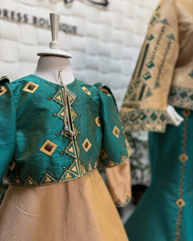 Türkmen fasonlar pombarh fasonlar Fasonlar 2025 fasonlar fason moda modalar Bezen bezen Türkmen fasonlar 2026 Türkmen fasonlar 2025 Türkmen fasonlar 2024 Türkmen fasonlar 2023 turkmenistan türkmenistan turkmen türkmen ashgabat  asgabat aşgabat balkan mary lebap dashoguz dasoguz daşoguz pombarh ponbarhat gulyupek gülýüpek stapel ştapel Gralan Çüýdeşen Abaýa Gadymy Krep Gurultaý 	Keteni Ýüpek Şifon Gipýur Lyon Welwet Atlas Kaşemir Streýç Suzana Ştapel Gülýüpek Pombarh Ýupka Gursakça Aksesuarlar Palto Penjek Okuw eşik Fata Sport eşik Uniforma Nakidka Öýme Şarf kompýuter ýaka ýaglyk Arenda köýnek 2nji el köýnek Taýyn köýnek Matalar Milli lybas milli lybaslar Toý köýnek Toý köýnekler toy koynek toy koynekler gundelik koynekler Gündelik	 
 köýnekler fata koynek Modern taze fason Eskiz koynektm turkmenkoynek türkmenkoynek fason moda moda fasonlar Iş eşik el iş	sada	ýakaly ýakasyz	keşdeli biserli	ýeňli giň nagyşly ýüregi açyk stoýka ýaka ýanly kombinasiýa 	zerli üsti aşak guşakly seçekli gysga ýeňli Gurultaý, Keteni Toý köýnek, Modern el iş, ýakaly, ýeňli, seçekli 26-35, 35+ Goňur, Goýy-ýaşyl yaz
