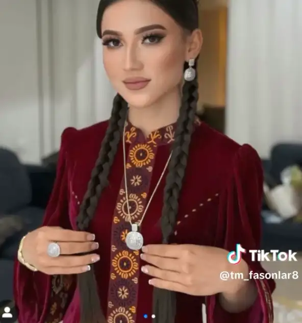 Türkmen fasonlar pombarh fasonlar Fasonlar 2025 fasonlar fason moda modalar Bezen bezen Türkmen fasonlar 2026 Türkmen fasonlar 2025 Türkmen fasonlar 2024 Türkmen fasonlar 2023 turkmenistan türkmenistan turkmen türkmen ashgabat  asgabat aşgabat balkan mary lebap dashoguz dasoguz daşoguz pombarh ponbarhat gulyupek gülýüpek stapel ştapel Gralan Çüýdeşen Abaýa Gadymy Krep Gurultaý 	Keteni Ýüpek Şifon Gipýur Lyon Welwet Atlas Kaşemir Streýç Suzana Ştapel Gülýüpek Pombarh Ýupka Gursakça Aksesuarlar Palto Penjek Okuw eşik Fata Sport eşik Uniforma Nakidka Öýme Şarf kompýuter ýaka ýaglyk Arenda köýnek 2nji el köýnek Taýyn köýnek Matalar Milli lybas milli lybaslar Toý köýnek Toý köýnekler toy koynek toy koynekler gundelik koynekler Gündelik	 
 köýnekler fata koynek Modern taze fason Eskiz koynektm turkmenkoynek türkmenkoynek fason moda moda fasonlar Iş eşik el iş	sada	ýakaly ýakasyz	keşdeli biserli	ýeňli giň nagyşly ýüregi açyk stoýka ýaka ýanly kombinasiýa 	zerli üsti aşak guşakly seçekli gysga ýeňli Panbarhat (Pombarh), Tulky  ýakaly, ýeňli, giň 17-25, 26-35 Goýy-gyzyl yaz, tomus, guyz, gysh