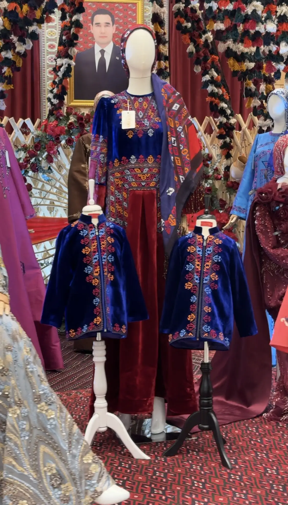 Türkmen fasonlar pombarh fasonlar Fasonlar 2025 fasonlar fason moda modalar Bezen bezen Türkmen fasonlar 2026 Türkmen fasonlar 2025 Türkmen fasonlar 2024 Türkmen fasonlar 2023 turkmenistan türkmenistan turkmen türkmen ashgabat  asgabat aşgabat balkan mary lebap dashoguz dasoguz daşoguz pombarh ponbarhat gulyupek gülýüpek stapel ştapel Gralan Çüýdeşen Abaýa Gadymy Krep Gurultaý 	Keteni Ýüpek Şifon Gipýur Lyon Welwet Atlas Kaşemir Streýç Suzana Ştapel Gülýüpek Pombarh Ýupka Gursakça Aksesuarlar Palto Penjek Okuw eşik Fata Sport eşik Uniforma Nakidka Öýme Şarf kompýuter ýaka ýaglyk Arenda köýnek 2nji el köýnek Taýyn köýnek Matalar Milli lybas milli lybaslar Toý köýnek Toý köýnekler toy koynek toy koynekler gundelik koynekler Gündelik	 
 köýnekler fata koynek Modern taze fason Eskiz koynektm turkmenkoynek türkmenkoynek fason moda moda fasonlar Iş eşik el iş	sada	ýakaly ýakasyz	keşdeli biserli	ýeňli giň nagyşly ýüregi açyk stoýka ýaka ýanly kombinasiýa 	zerli üsti aşak guşakly seçekli gysga ýeňli Keteni, Şantu, Panbarhat (Pombarh) Toý köýnek TürkmenTextile Expo 2025 12-16, 26-35, 35+ Gülgüne, Goýy-gök yaz, guyz, gysh