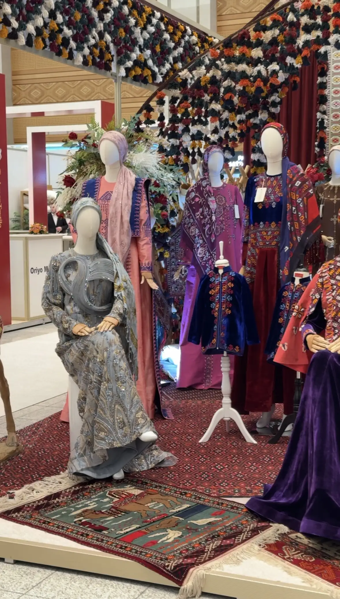 Türkmen fasonlar pombarh fasonlar Fasonlar 2025 fasonlar fason moda modalar Bezen bezen Türkmen fasonlar 2026 Türkmen fasonlar 2025 Türkmen fasonlar 2024 Türkmen fasonlar 2023 turkmenistan türkmenistan turkmen türkmen ashgabat  asgabat aşgabat balkan mary lebap dashoguz dasoguz daşoguz pombarh ponbarhat gulyupek gülýüpek stapel ştapel Gralan Çüýdeşen Abaýa Gadymy Krep Gurultaý 	Keteni Ýüpek Şifon Gipýur Lyon Welwet Atlas Kaşemir Streýç Suzana Ştapel Gülýüpek Pombarh Ýupka Gursakça Aksesuarlar Palto Penjek Okuw eşik Fata Sport eşik Uniforma Nakidka Öýme Şarf kompýuter ýaka ýaglyk Arenda köýnek 2nji el köýnek Taýyn köýnek Matalar Milli lybas milli lybaslar Toý köýnek Toý köýnekler toy koynek toy koynekler gundelik koynekler Gündelik	 
 köýnekler fata koynek Modern taze fason Eskiz koynektm turkmenkoynek türkmenkoynek fason moda moda fasonlar Iş eşik el iş	sada	ýakaly ýakasyz	keşdeli biserli	ýeňli giň nagyşly ýüregi açyk stoýka ýaka ýanly kombinasiýa 	zerli üsti aşak guşakly seçekli gysga ýeňli Keteni, Şifon, Şantu, Panbarhat (Pombarh) Toý köýnek, Modern TürkmenTextile Expo 2025 -12, 35+ Goýy-gyzyl, Wizon, Gülgüne, Pudra, Goýy-gök yaz, guyz, gysh