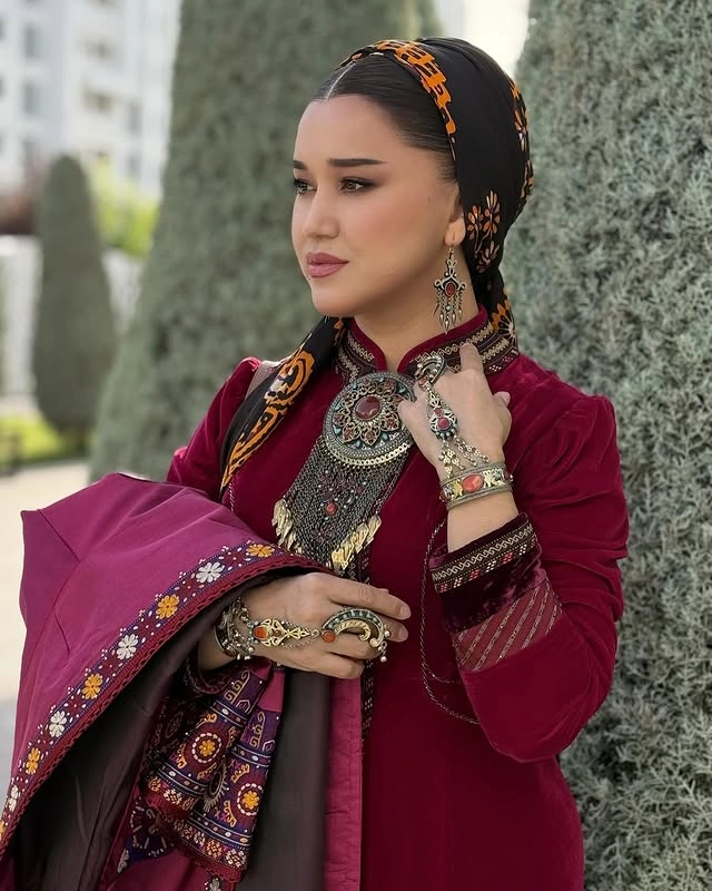 Türkmen fasonlar pombarh fasonlar Fasonlar 2025 fasonlar fason moda modalar Bezen bezen Türkmen fasonlar 2026 Türkmen fasonlar 2025 Türkmen fasonlar 2024 Türkmen fasonlar 2023 turkmenistan türkmenistan turkmen türkmen ashgabat  asgabat aşgabat balkan mary lebap dashoguz dasoguz daşoguz pombarh ponbarhat gulyupek gülýüpek stapel ştapel Gralan Çüýdeşen Abaýa Gadymy Krep Gurultaý 	Keteni Ýüpek Şifon Gipýur Lyon Welwet Atlas Kaşemir Streýç Suzana Ştapel Gülýüpek Pombarh Ýupka Gursakça Aksesuarlar Palto Penjek Okuw eşik Fata Sport eşik Uniforma Nakidka Öýme Şarf kompýuter ýaka ýaglyk Arenda köýnek 2nji el köýnek Taýyn köýnek Matalar Milli lybas milli lybaslar Toý köýnek Toý köýnekler toy koynek toy koynekler gundelik koynekler Gündelik	 
 köýnekler fata koynek Modern taze fason Eskiz koynektm turkmenkoynek türkmenkoynek fason moda moda fasonlar Iş eşik el iş	sada	ýakaly ýakasyz	keşdeli biserli	ýeňli giň nagyşly ýüregi açyk stoýka ýaka ýanly kombinasiýa 	zerli üsti aşak guşakly seçekli gysga ýeňli Panbarhat (Pombarh) Toý köýnek, Milli lybas el iş, keşdeli, ýakaly, ýanly, ýeňli, giň, nagyşly 26-35 Goýy-gyzyl