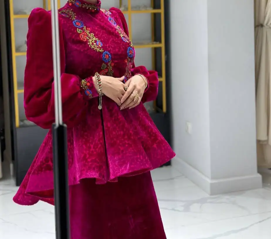 Türkmen fasonlar pombarh fasonlar Fasonlar 2025 fasonlar fason moda modalar Bezen bezen Türkmen fasonlar 2026 Türkmen fasonlar 2025 Türkmen fasonlar 2024 Türkmen fasonlar 2023 turkmenistan türkmenistan turkmen türkmen ashgabat  asgabat aşgabat balkan mary lebap dashoguz dasoguz daşoguz pombarh ponbarhat gulyupek gülýüpek stapel ştapel Gralan Çüýdeşen Abaýa Gadymy Krep Gurultaý 	Keteni Ýüpek Şifon Gipýur Lyon Welwet Atlas Kaşemir Streýç Suzana Ştapel Gülýüpek Pombarh Ýupka Gursakça Aksesuarlar Palto Penjek Okuw eşik Fata Sport eşik Uniforma Nakidka Öýme Şarf kompýuter ýaka ýaglyk Arenda köýnek 2nji el köýnek Taýyn köýnek Matalar Milli lybas milli lybaslar Toý köýnek Toý köýnekler toy koynek toy koynekler gundelik koynekler Gündelik	 
 köýnekler fata koynek Modern taze fason Eskiz koynektm turkmenkoynek türkmenkoynek fason moda moda fasonlar Iş eşik el iş	sada	ýakaly ýakasyz	keşdeli biserli	ýeňli giň nagyşly ýüregi açyk stoýka ýaka ýanly kombinasiýa 	zerli üsti aşak guşakly seçekli gysga ýeňli Panbarhat (Pombarh) Toý köýnek biserli, ýeňli, giň, üsti aşak, 4 iňňe ýaka 17-25, 26-35 Goýy-gyzyl yaz, tomus, guyz 2nji el