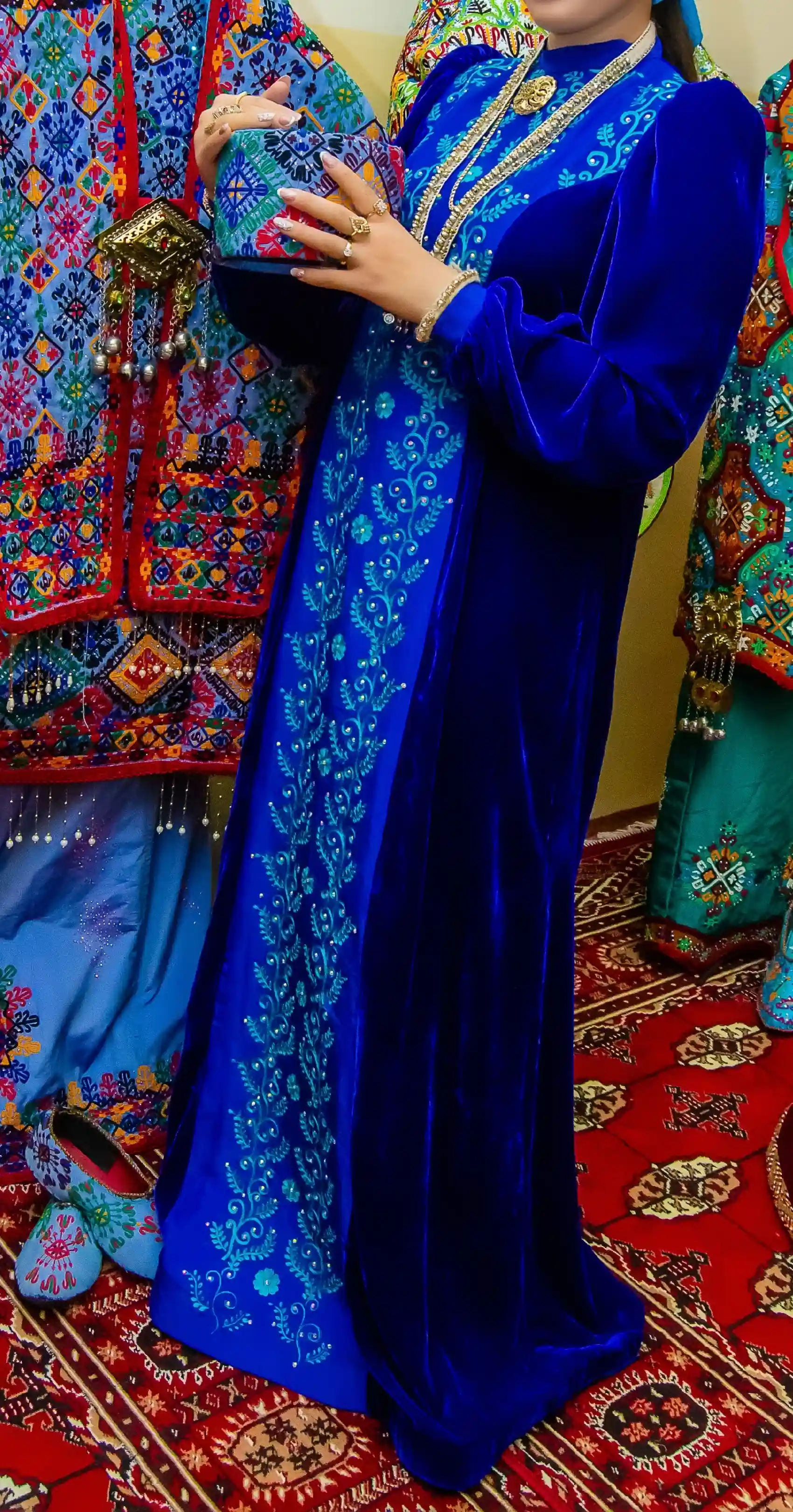 Türkmen fasonlar pombarh fasonlar Fasonlar 2025 fasonlar fason moda modalar Bezen bezen Türkmen fasonlar 2026 Türkmen fasonlar 2025 Türkmen fasonlar 2024 Türkmen fasonlar 2023 turkmenistan türkmenistan turkmen türkmen ashgabat  asgabat aşgabat balkan mary lebap dashoguz dasoguz daşoguz pombarh ponbarhat gulyupek gülýüpek stapel ştapel Gralan Çüýdeşen Abaýa Gadymy Krep Gurultaý 	Keteni Ýüpek Şifon Gipýur Lyon Welwet Atlas Kaşemir Streýç Suzana Ştapel Gülýüpek Pombarh Ýupka Gursakça Aksesuarlar Palto Penjek Okuw eşik Fata Sport eşik Uniforma Nakidka Öýme Şarf kompýuter ýaka ýaglyk Arenda köýnek 2nji el köýnek Taýyn köýnek Matalar Milli lybas milli lybaslar Toý köýnek Toý köýnekler toy koynek toy koynekler gundelik koynekler Gündelik	 
 köýnekler fata koynek Modern taze fason Eskiz koynektm turkmenkoynek türkmenkoynek fason moda moda fasonlar Iş eşik el iş	sada	ýakaly ýakasyz	keşdeli biserli	ýeňli giň nagyşly ýüregi açyk stoýka ýaka ýanly kombinasiýa 	zerli üsti aşak guşakly seçekli gysga ýeňli Panbarhat (Pombarh), Tulky Toý köýnek el iş, ýakasyz, ýanly, ýeňli, giň, kombinasiýa, nagyşly, gaş, 4 iňňe ýaka 26-35, 35+ Gök, Goýy-gök yaz, guyz, gysh 2nji el