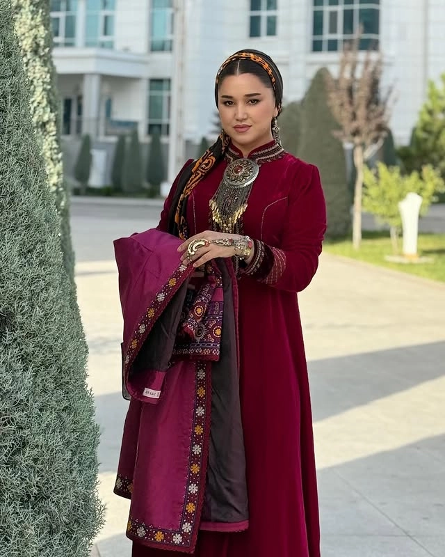 Türkmen fasonlar pombarh fasonlar Fasonlar 2025 fasonlar fason moda modalar Bezen bezen Türkmen fasonlar 2026 Türkmen fasonlar 2025 Türkmen fasonlar 2024 Türkmen fasonlar 2023 turkmenistan türkmenistan turkmen türkmen ashgabat  asgabat aşgabat balkan mary lebap dashoguz dasoguz daşoguz pombarh ponbarhat gulyupek gülýüpek stapel ştapel Gralan Çüýdeşen Abaýa Gadymy Krep Gurultaý 	Keteni Ýüpek Şifon Gipýur Lyon Welwet Atlas Kaşemir Streýç Suzana Ştapel Gülýüpek Pombarh Ýupka Gursakça Aksesuarlar Palto Penjek Okuw eşik Fata Sport eşik Uniforma Nakidka Öýme Şarf kompýuter ýaka ýaglyk Arenda köýnek 2nji el köýnek Taýyn köýnek Matalar Milli lybas milli lybaslar Toý köýnek Toý köýnekler toy koynek toy koynekler gundelik koynekler Gündelik	 
 köýnekler fata koynek Modern taze fason Eskiz koynektm turkmenkoynek türkmenkoynek fason moda moda fasonlar Iş eşik el iş	sada	ýakaly ýakasyz	keşdeli biserli	ýeňli giň nagyşly ýüregi açyk stoýka ýaka ýanly kombinasiýa 	zerli üsti aşak guşakly seçekli gysga ýeňli Panbarhat (Pombarh) Toý köýnek, Milli lybas el iş, keşdeli, ýakaly, ýanly, ýeňli, giň, nagyşly 26-35 Goýy-gyzyl