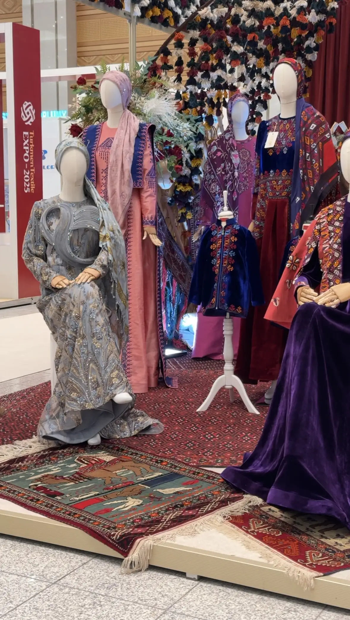Türkmen fasonlar pombarh fasonlar Fasonlar 2025 fasonlar fason moda modalar Bezen bezen Türkmen fasonlar 2026 Türkmen fasonlar 2025 Türkmen fasonlar 2024 Türkmen fasonlar 2023 turkmenistan türkmenistan turkmen türkmen ashgabat  asgabat aşgabat balkan mary lebap dashoguz dasoguz daşoguz pombarh ponbarhat gulyupek gülýüpek stapel ştapel Gralan Çüýdeşen Abaýa Gadymy Krep Gurultaý 	Keteni Ýüpek Şifon Gipýur Lyon Welwet Atlas Kaşemir Streýç Suzana Ştapel Gülýüpek Pombarh Ýupka Gursakça Aksesuarlar Palto Penjek Okuw eşik Fata Sport eşik Uniforma Nakidka Öýme Şarf kompýuter ýaka ýaglyk Arenda köýnek 2nji el köýnek Taýyn köýnek Matalar Milli lybas milli lybaslar Toý köýnek Toý köýnekler toy koynek toy koynekler gundelik koynekler Gündelik	 
 köýnekler fata koynek Modern taze fason Eskiz koynektm turkmenkoynek türkmenkoynek fason moda moda fasonlar Iş eşik el iş	sada	ýakaly ýakasyz	keşdeli biserli	ýeňli giň nagyşly ýüregi açyk stoýka ýaka ýanly kombinasiýa 	zerli üsti aşak guşakly seçekli gysga ýeňli Keteni, Şifon, Şantu, Panbarhat (Pombarh) Toý köýnek, Modern TürkmenTextile Expo 2025 -12, 35+ Goýy-gyzyl, Wizon, Gülgüne, Pudra, Goýy-gök yaz, guyz, gysh