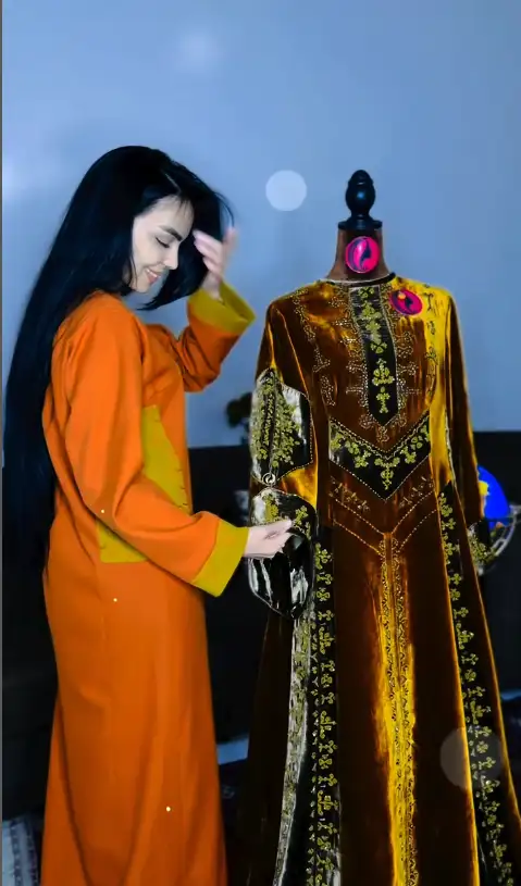 Türkmen fasonlar pombarh fasonlar Fasonlar 2025 fasonlar fason moda modalar Bezen bezen Türkmen fasonlar 2026 Türkmen fasonlar 2025 Türkmen fasonlar 2024 Türkmen fasonlar 2023 turkmenistan türkmenistan turkmen türkmen ashgabat  asgabat aşgabat balkan mary lebap dashoguz dasoguz daşoguz pombarh ponbarhat gulyupek gülýüpek stapel ştapel Gralan Çüýdeşen Abaýa Gadymy Krep Gurultaý 	Keteni Ýüpek Şifon Gipýur Lyon Welwet Atlas Kaşemir Streýç Suzana Ştapel Gülýüpek Pombarh Ýupka Gursakça Aksesuarlar Palto Penjek Okuw eşik Fata Sport eşik Uniforma Nakidka Öýme Şarf kompýuter ýaka ýaglyk Arenda köýnek 2nji el köýnek Taýyn köýnek Matalar Milli lybas milli lybaslar Toý köýnek Toý köýnekler toy koynek toy koynekler gundelik koynekler Gündelik	 
 köýnekler fata koynek Modern taze fason Eskiz koynektm turkmenkoynek türkmenkoynek fason moda moda fasonlar Iş eşik el iş	sada	ýakaly ýakasyz	keşdeli biserli	ýeňli giň nagyşly ýüregi açyk stoýka ýaka ýanly kombinasiýa 	zerli üsti aşak guşakly seçekli gysga ýeňli Panbarhat (Pombarh) Toý köýnek el iş, keşdeli, ýakaly, biserli, ýeňli 17-25, 26-35 Goňur