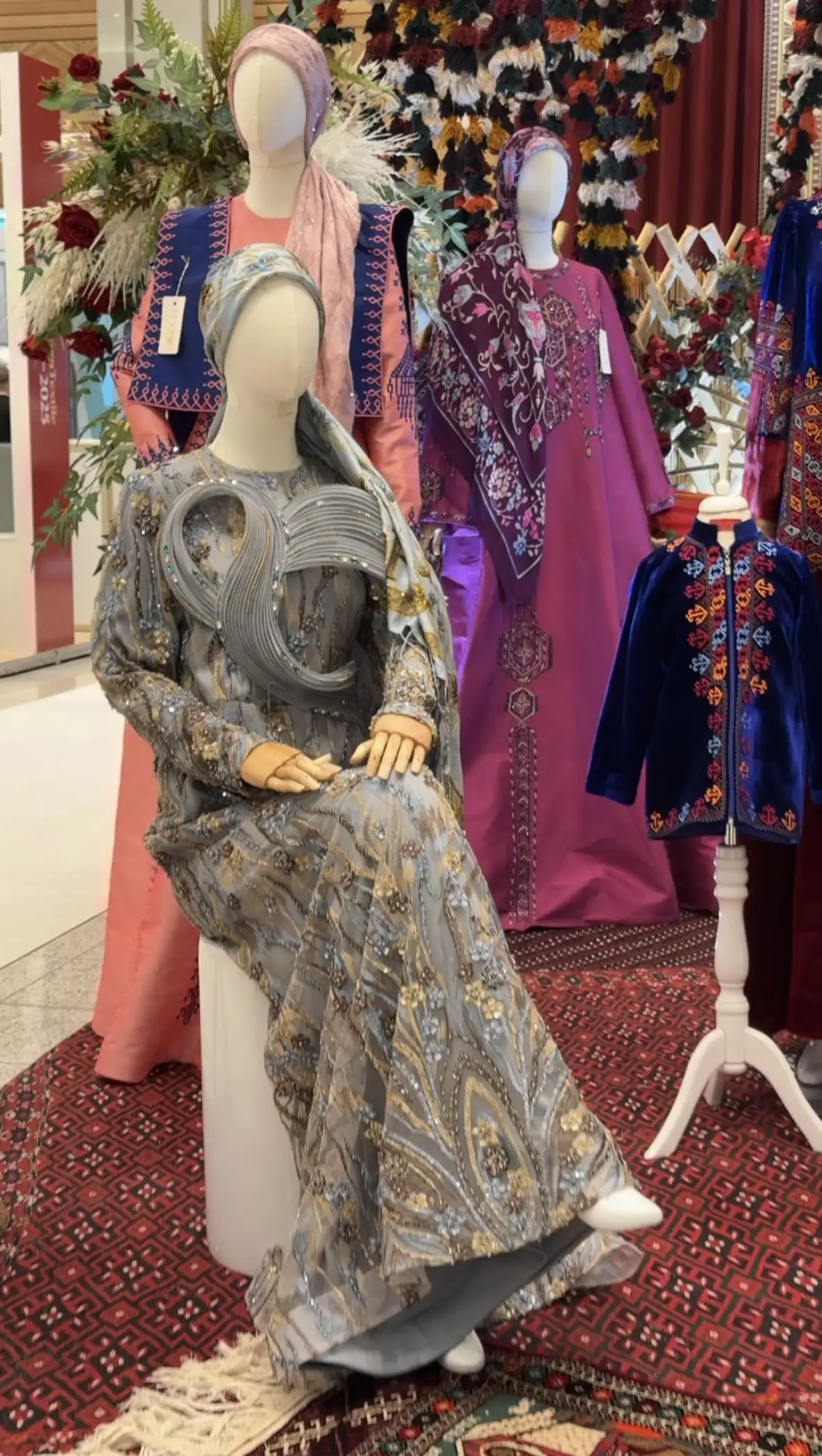 Türkmen fasonlar pombarh fasonlar Fasonlar 2025 fasonlar fason moda modalar Bezen bezen Türkmen fasonlar 2026 Türkmen fasonlar 2025 Türkmen fasonlar 2024 Türkmen fasonlar 2023 turkmenistan türkmenistan turkmen türkmen ashgabat  asgabat aşgabat balkan mary lebap dashoguz dasoguz daşoguz pombarh ponbarhat gulyupek gülýüpek stapel ştapel Gralan Çüýdeşen Abaýa Gadymy Krep Gurultaý 	Keteni Ýüpek Şifon Gipýur Lyon Welwet Atlas Kaşemir Streýç Suzana Ştapel Gülýüpek Pombarh Ýupka Gursakça Aksesuarlar Palto Penjek Okuw eşik Fata Sport eşik Uniforma Nakidka Öýme Şarf kompýuter ýaka ýaglyk Arenda köýnek 2nji el köýnek Taýyn köýnek Matalar Milli lybas milli lybaslar Toý köýnek Toý köýnekler toy koynek toy koynekler gundelik koynekler Gündelik	 
 köýnekler fata koynek Modern taze fason Eskiz koynektm turkmenkoynek türkmenkoynek fason moda moda fasonlar Iş eşik el iş	sada	ýakaly ýakasyz	keşdeli biserli	ýeňli giň nagyşly ýüregi açyk stoýka ýaka ýanly kombinasiýa 	zerli üsti aşak guşakly seçekli gysga ýeňli Keteni, Şifon, Şantu, Panbarhat (Pombarh) Toý köýnek, Modern TürkmenTextile Expo 2025 -12, 35+ Goýy-gyzyl, Wizon, Gülgüne, Pudra, Goýy-gök yaz, guyz, gysh