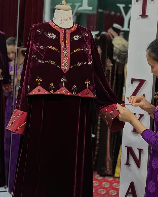 Türkmen fasonlar pombarh fasonlar Fasonlar 2025 fasonlar fason moda modalar Bezen bezen Türkmen fasonlar 2026 Türkmen fasonlar 2025 Türkmen fasonlar 2024 Türkmen fasonlar 2023 turkmenistan türkmenistan turkmen türkmen ashgabat  asgabat aşgabat balkan mary lebap dashoguz dasoguz daşoguz pombarh ponbarhat gulyupek gülýüpek stapel ştapel Gralan Çüýdeşen Abaýa Gadymy Krep Gurultaý 	Keteni Ýüpek Şifon Gipýur Lyon Welwet Atlas Kaşemir Streýç Suzana Ştapel Gülýüpek Pombarh Ýupka Gursakça Aksesuarlar Palto Penjek Okuw eşik Fata Sport eşik Uniforma Nakidka Öýme Şarf kompýuter ýaka ýaglyk Arenda köýnek 2nji el köýnek Taýyn köýnek Matalar Milli lybas milli lybaslar Toý köýnek Toý köýnekler toy koynek toy koynekler gundelik koynekler Gündelik	 
 köýnekler fata koynek Modern taze fason Eskiz koynektm turkmenkoynek türkmenkoynek fason moda moda fasonlar Iş eşik el iş	sada	ýakaly ýakasyz	keşdeli biserli	ýeňli giň nagyşly ýüregi açyk stoýka ýaka ýanly kombinasiýa 	zerli üsti aşak guşakly seçekli gysga ýeňli Panbarhat (Pombarh) Toý köýnek el iş, keşdeli, ýakaly, ýeňli, giň, nagyşly 26-35, 35+ #4B2C75 gysh