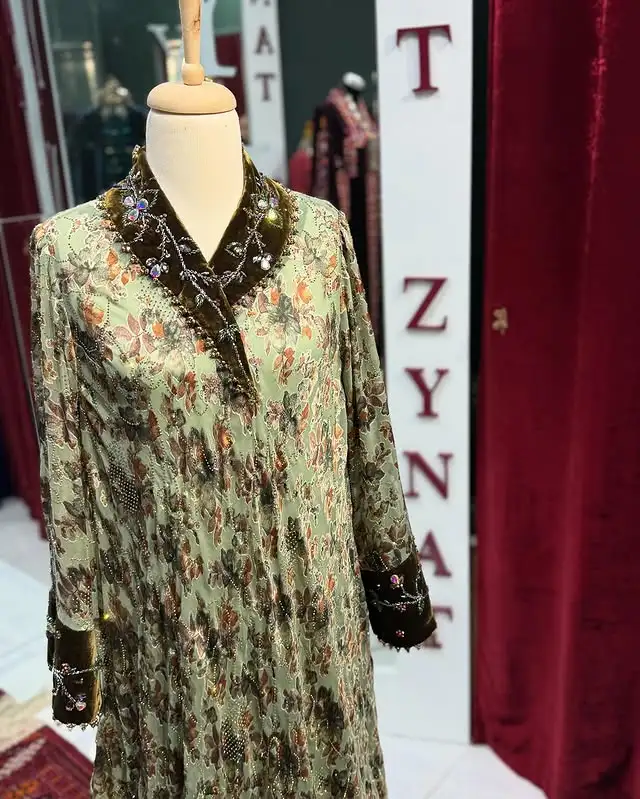 Türkmen fasonlar pombarh fasonlar Fasonlar 2025 fasonlar fason moda modalar Bezen bezen Türkmen fasonlar 2026 Türkmen fasonlar 2025 Türkmen fasonlar 2024 Türkmen fasonlar 2023 turkmenistan türkmenistan turkmen türkmen ashgabat  asgabat aşgabat balkan mary lebap dashoguz dasoguz daşoguz pombarh ponbarhat gulyupek gülýüpek stapel ştapel Gralan Çüýdeşen Abaýa Gadymy Krep Gurultaý 	Keteni Ýüpek Şifon Gipýur Lyon Welwet Atlas Kaşemir Streýç Suzana Ştapel Gülýüpek Pombarh Ýupka Gursakça Aksesuarlar Palto Penjek Okuw eşik Fata Sport eşik Uniforma Nakidka Öýme Şarf kompýuter ýaka ýaglyk Arenda köýnek 2nji el köýnek Taýyn köýnek Matalar Milli lybas milli lybaslar Toý köýnek Toý köýnekler toy koynek toy koynekler gundelik koynekler Gündelik	 
 köýnekler fata koynek Modern taze fason Eskiz koynektm turkmenkoynek türkmenkoynek fason moda moda fasonlar Iş eşik el iş	sada	ýakaly ýakasyz	keşdeli biserli	ýeňli giň nagyşly ýüregi açyk stoýka ýaka ýanly kombinasiýa 	zerli üsti aşak guşakly seçekli gysga ýeňli Lyon, Ýüpek, Panbarhat (Pombarh) Toý köýnek el iş, sada, ýakasyz, biserli, ýeňli, giň, kombinasiýa 17-25, 26-35 Bežewyý, Goňur, Altyn yaz, tomus