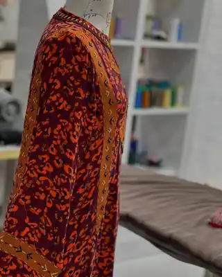 Türkmen fasonlar pombarh fasonlar Fasonlar 2025 fasonlar fason moda modalar Bezen bezen Türkmen fasonlar 2026 Türkmen fasonlar 2025 Türkmen fasonlar 2024 Türkmen fasonlar 2023 turkmenistan türkmenistan turkmen türkmen ashgabat  asgabat aşgabat balkan mary lebap dashoguz dasoguz daşoguz pombarh ponbarhat gulyupek gülýüpek stapel ştapel Gralan Çüýdeşen Abaýa Gadymy Krep Gurultaý 	Keteni Ýüpek Şifon Gipýur Lyon Welwet Atlas Kaşemir Streýç Suzana Ştapel Gülýüpek Pombarh Ýupka Gursakça Aksesuarlar Palto Penjek Okuw eşik Fata Sport eşik Uniforma Nakidka Öýme Şarf kompýuter ýaka ýaglyk Arenda köýnek 2nji el köýnek Taýyn köýnek Matalar Milli lybas milli lybaslar Toý köýnek Toý köýnekler toy koynek toy koynekler gundelik koynekler Gündelik	 
 köýnekler fata koynek Modern taze fason Eskiz koynektm turkmenkoynek türkmenkoynek fason moda moda fasonlar Iş eşik el iş	sada	ýakaly ýakasyz	keşdeli biserli	ýeňli giň nagyşly ýüregi açyk stoýka ýaka ýanly kombinasiýa 	zerli üsti aşak guşakly seçekli gysga ýeňli Suzana, Gülýüpek, Ýüpek Gündelik el iş, keşdeli, ýakaly, ýeňli, giň, nagyşly 17-25, 26-35, 35+ Gyzyl, Mämişi, Goňur yaz, tomus