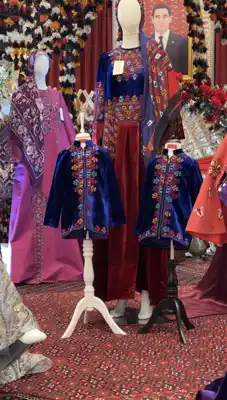 Türkmen fasonlar pombarh fasonlar Fasonlar 2025 fasonlar fason moda modalar Bezen bezen Türkmen fasonlar 2026 Türkmen fasonlar 2025 Türkmen fasonlar 2024 Türkmen fasonlar 2023 turkmenistan türkmenistan turkmen türkmen ashgabat  asgabat aşgabat balkan mary lebap dashoguz dasoguz daşoguz pombarh ponbarhat gulyupek gülýüpek stapel ştapel Gralan Çüýdeşen Abaýa Gadymy Krep Gurultaý 	Keteni Ýüpek Şifon Gipýur Lyon Welwet Atlas Kaşemir Streýç Suzana Ştapel Gülýüpek Pombarh Ýupka Gursakça Aksesuarlar Palto Penjek Okuw eşik Fata Sport eşik Uniforma Nakidka Öýme Şarf kompýuter ýaka ýaglyk Arenda köýnek 2nji el köýnek Taýyn köýnek Matalar Milli lybas milli lybaslar Toý köýnek Toý köýnekler toy koynek toy koynekler gundelik koynekler Gündelik	 
 köýnekler fata koynek Modern taze fason Eskiz koynektm turkmenkoynek türkmenkoynek fason moda moda fasonlar Iş eşik el iş	sada	ýakaly ýakasyz	keşdeli biserli	ýeňli giň nagyşly ýüregi açyk stoýka ýaka ýanly kombinasiýa 	zerli üsti aşak guşakly seçekli gysga ýeňli Keteni, Şantu, Panbarhat (Pombarh) Toý köýnek TürkmenTextile Expo 2025 12-16, 26-35, 35+ Gülgüne, Goýy-gök yaz, guyz, gysh