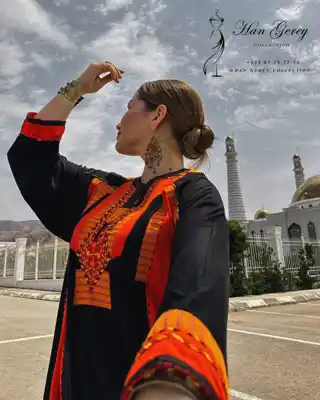 Türkmen fasonlar pombarh fasonlar Fasonlar 2025 fasonlar fason moda modalar Bezen bezen Türkmen fasonlar 2026 Türkmen fasonlar 2025 Türkmen fasonlar 2024 Türkmen fasonlar 2023 turkmenistan türkmenistan turkmen türkmen ashgabat  asgabat aşgabat balkan mary lebap dashoguz dasoguz daşoguz pombarh ponbarhat gulyupek gülýüpek stapel ştapel Gralan Çüýdeşen Abaýa Gadymy Krep Gurultaý 	Keteni Ýüpek Şifon Gipýur Lyon Welwet Atlas Kaşemir Streýç Suzana Ştapel Gülýüpek Pombarh Ýupka Gursakça Aksesuarlar Palto Penjek Okuw eşik Fata Sport eşik Uniforma Nakidka Öýme Şarf kompýuter ýaka ýaglyk Arenda köýnek 2nji el köýnek Taýyn köýnek Matalar Milli lybas milli lybaslar Toý köýnek Toý köýnekler toy koynek toy koynekler gundelik koynekler Gündelik	 
 köýnekler fata koynek Modern taze fason Eskiz koynektm turkmenkoynek türkmenkoynek fason moda moda fasonlar Iş eşik el iş	sada	ýakaly ýakasyz	keşdeli biserli	ýeňli giň nagyşly ýüregi açyk stoýka ýaka ýanly kombinasiýa 	zerli üsti aşak guşakly seçekli gysga ýeňli Gülýüpek Toý köýnek el iş, ýakaly  Gara, Mämişi