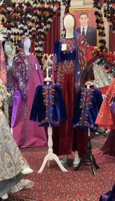 Türkmen fasonlar pombarh fasonlar Fasonlar 2025 fasonlar fason moda modalar Bezen bezen Türkmen fasonlar 2026 Türkmen fasonlar 2025 Türkmen fasonlar 2024 Türkmen fasonlar 2023 turkmenistan türkmenistan turkmen türkmen ashgabat  asgabat aşgabat balkan mary lebap dashoguz dasoguz daşoguz pombarh ponbarhat gulyupek gülýüpek stapel ştapel Gralan Çüýdeşen Abaýa Gadymy Krep Gurultaý 	Keteni Ýüpek Şifon Gipýur Lyon Welwet Atlas Kaşemir Streýç Suzana Ştapel Gülýüpek Pombarh Ýupka Gursakça Aksesuarlar Palto Penjek Okuw eşik Fata Sport eşik Uniforma Nakidka Öýme Şarf kompýuter ýaka ýaglyk Arenda köýnek 2nji el köýnek Taýyn köýnek Matalar Milli lybas milli lybaslar Toý köýnek Toý köýnekler toy koynek toy koynekler gundelik koynekler Gündelik	 
 köýnekler fata koynek Modern taze fason Eskiz koynektm turkmenkoynek türkmenkoynek fason moda moda fasonlar Iş eşik el iş	sada	ýakaly ýakasyz	keşdeli biserli	ýeňli giň nagyşly ýüregi açyk stoýka ýaka ýanly kombinasiýa 	zerli üsti aşak guşakly seçekli gysga ýeňli Keteni, Şantu, Panbarhat (Pombarh) Toý köýnek TürkmenTextile Expo 2025 12-16, 26-35, 35+ Gülgüne, Goýy-gök yaz, guyz, gysh