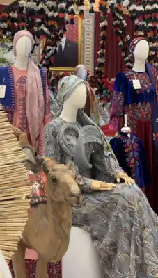Türkmen fasonlar pombarh fasonlar Fasonlar 2025 fasonlar fason moda modalar Bezen bezen Türkmen fasonlar 2026 Türkmen fasonlar 2025 Türkmen fasonlar 2024 Türkmen fasonlar 2023 turkmenistan türkmenistan turkmen türkmen ashgabat  asgabat aşgabat balkan mary lebap dashoguz dasoguz daşoguz pombarh ponbarhat gulyupek gülýüpek stapel ştapel Gralan Çüýdeşen Abaýa Gadymy Krep Gurultaý 	Keteni Ýüpek Şifon Gipýur Lyon Welwet Atlas Kaşemir Streýç Suzana Ştapel Gülýüpek Pombarh Ýupka Gursakça Aksesuarlar Palto Penjek Okuw eşik Fata Sport eşik Uniforma Nakidka Öýme Şarf kompýuter ýaka ýaglyk Arenda köýnek 2nji el köýnek Taýyn köýnek Matalar Milli lybas milli lybaslar Toý köýnek Toý köýnekler toy koynek toy koynekler gundelik koynekler Gündelik	 
 köýnekler fata koynek Modern taze fason Eskiz koynektm turkmenkoynek türkmenkoynek fason moda moda fasonlar Iş eşik el iş	sada	ýakaly ýakasyz	keşdeli biserli	ýeňli giň nagyşly ýüregi açyk stoýka ýaka ýanly kombinasiýa 	zerli üsti aşak guşakly seçekli gysga ýeňli Keteni, Şifon, Şantu, Panbarhat (Pombarh) Toý köýnek, Modern TürkmenTextile Expo 2025 -12, 35+ Goýy-gyzyl, Wizon, Gülgüne, Pudra, Goýy-gök yaz, guyz, gysh