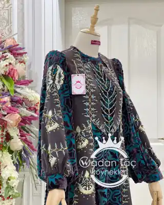 Türkmen fasonlar pombarh fasonlar Fasonlar 2025 fasonlar fason moda modalar Bezen bezen Türkmen fasonlar 2026 Türkmen fasonlar 2025 Türkmen fasonlar 2024 Türkmen fasonlar 2023 turkmenistan türkmenistan turkmen türkmen ashgabat  asgabat aşgabat balkan mary lebap dashoguz dasoguz daşoguz pombarh ponbarhat gulyupek gülýüpek stapel ştapel Gralan Çüýdeşen Abaýa Gadymy Krep Gurultaý 	Keteni Ýüpek Şifon Gipýur Lyon Welwet Atlas Kaşemir Streýç Suzana Ştapel Gülýüpek Pombarh Ýupka Gursakça Aksesuarlar Palto Penjek Okuw eşik Fata Sport eşik Uniforma Nakidka Öýme Şarf kompýuter ýaka ýaglyk Arenda köýnek 2nji el köýnek Taýyn köýnek Matalar Milli lybas milli lybaslar Toý köýnek Toý köýnekler toy koynek toy koynekler gundelik koynekler Gündelik	 
 köýnekler fata koynek Modern taze fason Eskiz koynektm turkmenkoynek türkmenkoynek fason moda moda fasonlar Iş eşik el iş	sada	ýakaly ýakasyz	keşdeli biserli	ýeňli giň nagyşly ýüregi açyk stoýka ýaka ýanly kombinasiýa 	zerli üsti aşak guşakly seçekli gysga ýeňli Panbarhat (Pombarh) Toý köýnek el iş, ýakasyz  Goýy-gök, Goýy-goňur