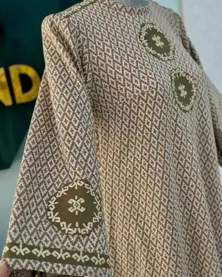 Türkmen fasonlar pombarh fasonlar Fasonlar 2025 fasonlar fason moda modalar Bezen bezen Türkmen fasonlar 2026 Türkmen fasonlar 2025 Türkmen fasonlar 2024 Türkmen fasonlar 2023 turkmenistan türkmenistan turkmen türkmen ashgabat  asgabat aşgabat balkan mary lebap dashoguz dasoguz daşoguz pombarh ponbarhat gulyupek gülýüpek stapel ştapel Gralan Çüýdeşen Abaýa Gadymy Krep Gurultaý 	Keteni Ýüpek Şifon Gipýur Lyon Welwet Atlas Kaşemir Streýç Suzana Ştapel Gülýüpek Pombarh Ýupka Gursakça Aksesuarlar Palto Penjek Okuw eşik Fata Sport eşik Uniforma Nakidka Öýme Şarf kompýuter ýaka ýaglyk Arenda köýnek 2nji el köýnek Taýyn köýnek Matalar Milli lybas milli lybaslar Toý köýnek Toý köýnekler toy koynek toy koynekler gundelik koynekler Gündelik	 
 köýnekler fata koynek Modern taze fason Eskiz koynektm turkmenkoynek türkmenkoynek fason moda moda fasonlar Iş eşik el iş	sada	ýakaly ýakasyz	keşdeli biserli	ýeňli giň nagyşly ýüregi açyk stoýka ýaka ýanly kombinasiýa 	zerli üsti aşak guşakly seçekli gysga ýeňli Lyon Gündelik el iş, ýakasyz, ýeňli, giň, nagyşly 17-25, 26-35 Bežewyý yaz, guyz Taýyn köýnek