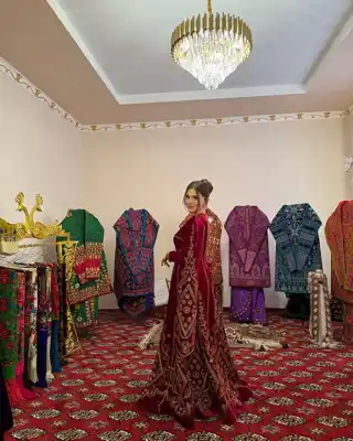 Türkmen fasonlar pombarh fasonlar Fasonlar 2025 fasonlar fason moda modalar Bezen bezen Türkmen fasonlar 2026 Türkmen fasonlar 2025 Türkmen fasonlar 2024 Türkmen fasonlar 2023 turkmenistan türkmenistan turkmen türkmen ashgabat  asgabat aşgabat balkan mary lebap dashoguz dasoguz daşoguz pombarh ponbarhat gulyupek gülýüpek stapel ştapel Gralan Çüýdeşen Abaýa Gadymy Krep Gurultaý 	Keteni Ýüpek Şifon Gipýur Lyon Welwet Atlas Kaşemir Streýç Suzana Ştapel Gülýüpek Pombarh Ýupka Gursakça Aksesuarlar Palto Penjek Okuw eşik Fata Sport eşik Uniforma Nakidka Öýme Şarf kompýuter ýaka ýaglyk Arenda köýnek 2nji el köýnek Taýyn köýnek Matalar Milli lybas milli lybaslar Toý köýnek Toý köýnekler toy koynek toy koynekler gundelik koynekler Gündelik	 
 köýnekler fata koynek Modern taze fason Eskiz koynektm turkmenkoynek türkmenkoynek fason moda moda fasonlar Iş eşik el iş	sada	ýakaly ýakasyz	keşdeli biserli	ýeňli giň nagyşly ýüregi açyk stoýka ýaka ýanly kombinasiýa 	zerli üsti aşak guşakly seçekli gysga ýeňli Panbarhat (Pombarh) Toý köýnek el iş, keşdeli, ýakasyz, ýanly, ýeňli, giň, nagyşly 17-25, 26-35 Goýy-gyzyl yaz, tomus, guyz