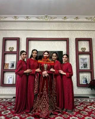Türkmen fasonlar pombarh fasonlar Fasonlar 2025 fasonlar fason moda modalar Bezen bezen Türkmen fasonlar 2026 Türkmen fasonlar 2025 Türkmen fasonlar 2024 Türkmen fasonlar 2023 turkmenistan türkmenistan turkmen türkmen ashgabat  asgabat aşgabat balkan mary lebap dashoguz dasoguz daşoguz pombarh ponbarhat gulyupek gülýüpek stapel ştapel Gralan Çüýdeşen Abaýa Gadymy Krep Gurultaý 	Keteni Ýüpek Şifon Gipýur Lyon Welwet Atlas Kaşemir Streýç Suzana Ştapel Gülýüpek Pombarh Ýupka Gursakça Aksesuarlar Palto Penjek Okuw eşik Fata Sport eşik Uniforma Nakidka Öýme Şarf kompýuter ýaka ýaglyk Arenda köýnek 2nji el köýnek Taýyn köýnek Matalar Milli lybas milli lybaslar Toý köýnek Toý köýnekler toy koynek toy koynekler gundelik koynekler Gündelik	 
 köýnekler fata koynek Modern taze fason Eskiz koynektm turkmenkoynek türkmenkoynek fason moda moda fasonlar Iş eşik el iş	sada	ýakaly ýakasyz	keşdeli biserli	ýeňli giň nagyşly ýüregi açyk stoýka ýaka ýanly kombinasiýa 	zerli üsti aşak guşakly seçekli gysga ýeňli Panbarhat (Pombarh) Toý köýnek el iş, keşdeli, ýakasyz, ýanly, ýeňli, giň, nagyşly 17-25, 26-35 Goýy-gyzyl yaz, tomus, guyz