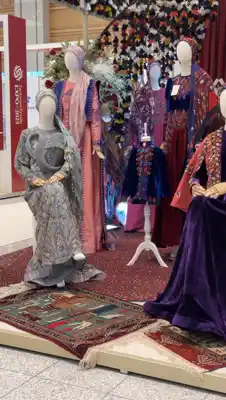 Türkmen fasonlar pombarh fasonlar Fasonlar 2025 fasonlar fason moda modalar Bezen bezen Türkmen fasonlar 2026 Türkmen fasonlar 2025 Türkmen fasonlar 2024 Türkmen fasonlar 2023 turkmenistan türkmenistan turkmen türkmen ashgabat  asgabat aşgabat balkan mary lebap dashoguz dasoguz daşoguz pombarh ponbarhat gulyupek gülýüpek stapel ştapel Gralan Çüýdeşen Abaýa Gadymy Krep Gurultaý 	Keteni Ýüpek Şifon Gipýur Lyon Welwet Atlas Kaşemir Streýç Suzana Ştapel Gülýüpek Pombarh Ýupka Gursakça Aksesuarlar Palto Penjek Okuw eşik Fata Sport eşik Uniforma Nakidka Öýme Şarf kompýuter ýaka ýaglyk Arenda köýnek 2nji el köýnek Taýyn köýnek Matalar Milli lybas milli lybaslar Toý köýnek Toý köýnekler toy koynek toy koynekler gundelik koynekler Gündelik	 
 köýnekler fata koynek Modern taze fason Eskiz koynektm turkmenkoynek türkmenkoynek fason moda moda fasonlar Iş eşik el iş	sada	ýakaly ýakasyz	keşdeli biserli	ýeňli giň nagyşly ýüregi açyk stoýka ýaka ýanly kombinasiýa 	zerli üsti aşak guşakly seçekli gysga ýeňli Keteni, Şifon, Şantu, Panbarhat (Pombarh) Toý köýnek, Modern TürkmenTextile Expo 2025 -12, 35+ Goýy-gyzyl, Wizon, Gülgüne, Pudra, Goýy-gök yaz, guyz, gysh