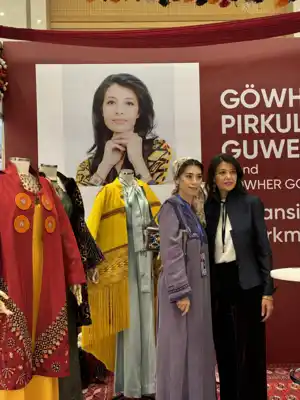 Türkmen fasonlar pombarh fasonlar Fasonlar 2025 fasonlar fason moda modalar Bezen bezen Türkmen fasonlar 2026 Türkmen fasonlar 2025 Türkmen fasonlar 2024 Türkmen fasonlar 2023 turkmenistan türkmenistan turkmen türkmen ashgabat  asgabat aşgabat balkan mary lebap dashoguz dasoguz daşoguz pombarh ponbarhat gulyupek gülýüpek stapel ştapel Gralan Çüýdeşen Abaýa Gadymy Krep Gurultaý 	Keteni Ýüpek Şifon Gipýur Lyon Welwet Atlas Kaşemir Streýç Suzana Ştapel Gülýüpek Pombarh Ýupka Gursakça Aksesuarlar Palto Penjek Okuw eşik Fata Sport eşik Uniforma Nakidka Öýme Şarf kompýuter ýaka ýaglyk Arenda köýnek 2nji el köýnek Taýyn köýnek Matalar Milli lybas milli lybaslar Toý köýnek Toý köýnekler toy koynek toy koynekler gundelik koynekler Gündelik	 
 köýnekler fata koynek Modern taze fason Eskiz koynektm turkmenkoynek türkmenkoynek fason moda moda fasonlar Iş eşik el iş	sada	ýakaly ýakasyz	keşdeli biserli	ýeňli giň nagyşly ýüregi açyk stoýka ýaka ýanly kombinasiýa 	zerli üsti aşak guşakly seçekli gysga ýeňli Keteni, Ştapel, Şantu Toý köýnek, Gündelik, Modern TürkmenTextile Expo 2025 17-25, 26-35 Gara, Gyzyl, Sary, Altyn, #4B2C75 yaz, tomus