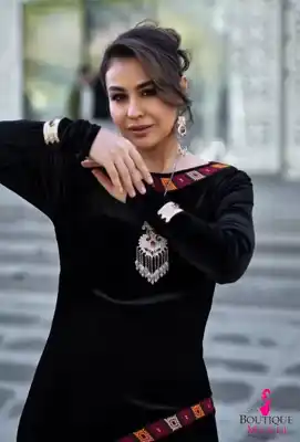 Türkmen fasonlar pombarh fasonlar Fasonlar 2025 fasonlar fason moda modalar Bezen bezen Türkmen fasonlar 2026 Türkmen fasonlar 2025 Türkmen fasonlar 2024 Türkmen fasonlar 2023 turkmenistan türkmenistan turkmen türkmen ashgabat  asgabat aşgabat balkan mary lebap dashoguz dasoguz daşoguz pombarh ponbarhat gulyupek gülýüpek stapel ştapel Gralan Çüýdeşen Abaýa Gadymy Krep Gurultaý 	Keteni Ýüpek Şifon Gipýur Lyon Welwet Atlas Kaşemir Streýç Suzana Ştapel Gülýüpek Pombarh Ýupka Gursakça Aksesuarlar Palto Penjek Okuw eşik Fata Sport eşik Uniforma Nakidka Öýme Şarf kompýuter ýaka ýaglyk Arenda köýnek 2nji el köýnek Taýyn köýnek Matalar Milli lybas milli lybaslar Toý köýnek Toý köýnekler toy koynek toy koynekler gundelik koynekler Gündelik	 
 köýnekler fata koynek Modern taze fason Eskiz koynektm turkmenkoynek türkmenkoynek fason moda moda fasonlar Iş eşik el iş	sada	ýakaly ýakasyz	keşdeli biserli	ýeňli giň nagyşly ýüregi açyk stoýka ýaka ýanly kombinasiýa 	zerli üsti aşak guşakly seçekli gysga ýeňli Panbarhat (Pombarh) Toý köýnek ýakasyz, ýeňli, giň, nagyşly 17-25, 26-35 Gara yaz, tomus, guyz, gysh